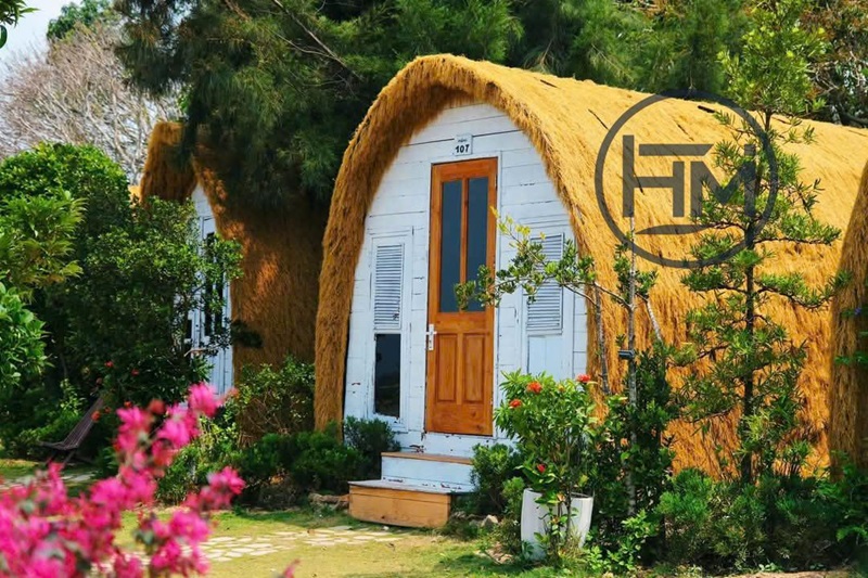 Cỏ Rơm Nhân Tạo Tại Cô Tô Village – Vẻ Đẹp Mộc Mạc Giữa Biển Trời